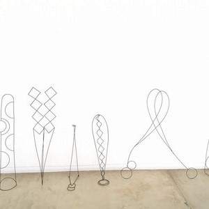 instalación proyecto alambres (del proyecto 'máquina para dibujar límites'), 2018
medidas variables
esculturas de piso (15 unidades)
detalle