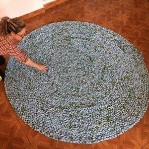 sin título, 2019
tejidos a partir de 'Camina entre mundos' (2011-present)
plástico de pelotas-mundo recicladas
dimensiones variables