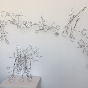 instalación proyecto alambres (del proyecto 'máquina para dibujar límites'), 2019
medidas variables (150 x 200 x 50 cm, aprox)
mural / escultura