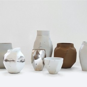 Serie MORANDI (composición), 2019, porcelana color pasta, porcelana pintada, plata, aproximadamente 25 x 50 x 30 cm