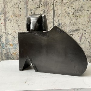 2019-Perro del tapete, Escultura en bronce, 42 x 44 x 14 cm