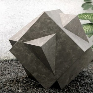 2020-CONTENIDO EN I, Marmol 90 x 100 x 100 cm.